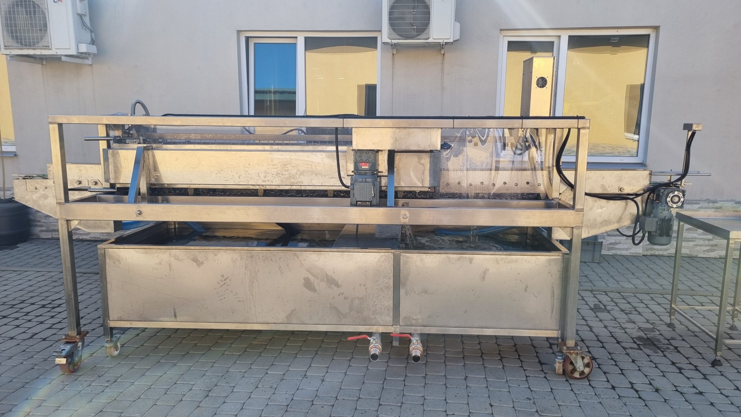 P1-BWM brush washing machine for filled containers