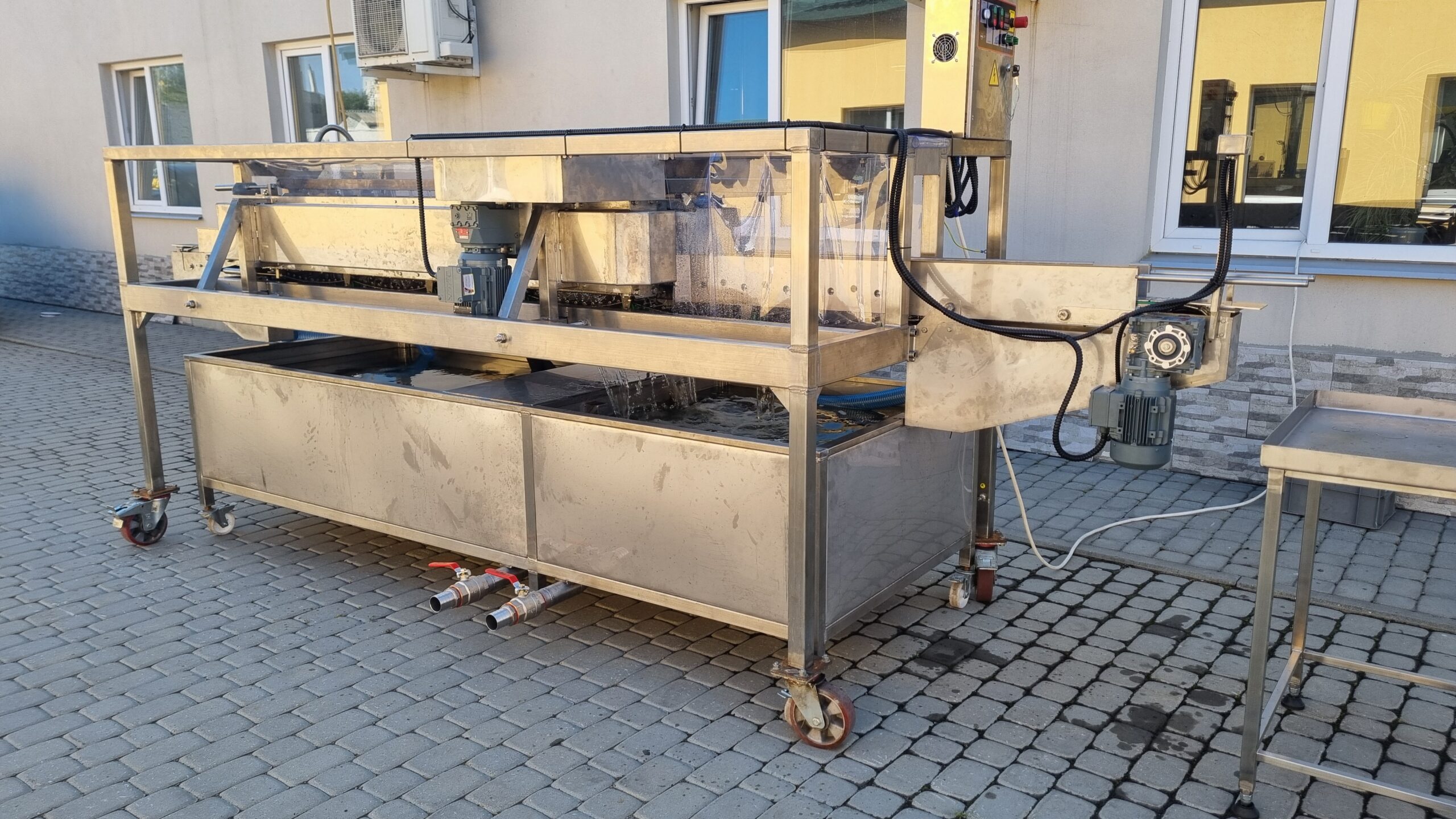 P1-BWM brush washing machine for filled containers