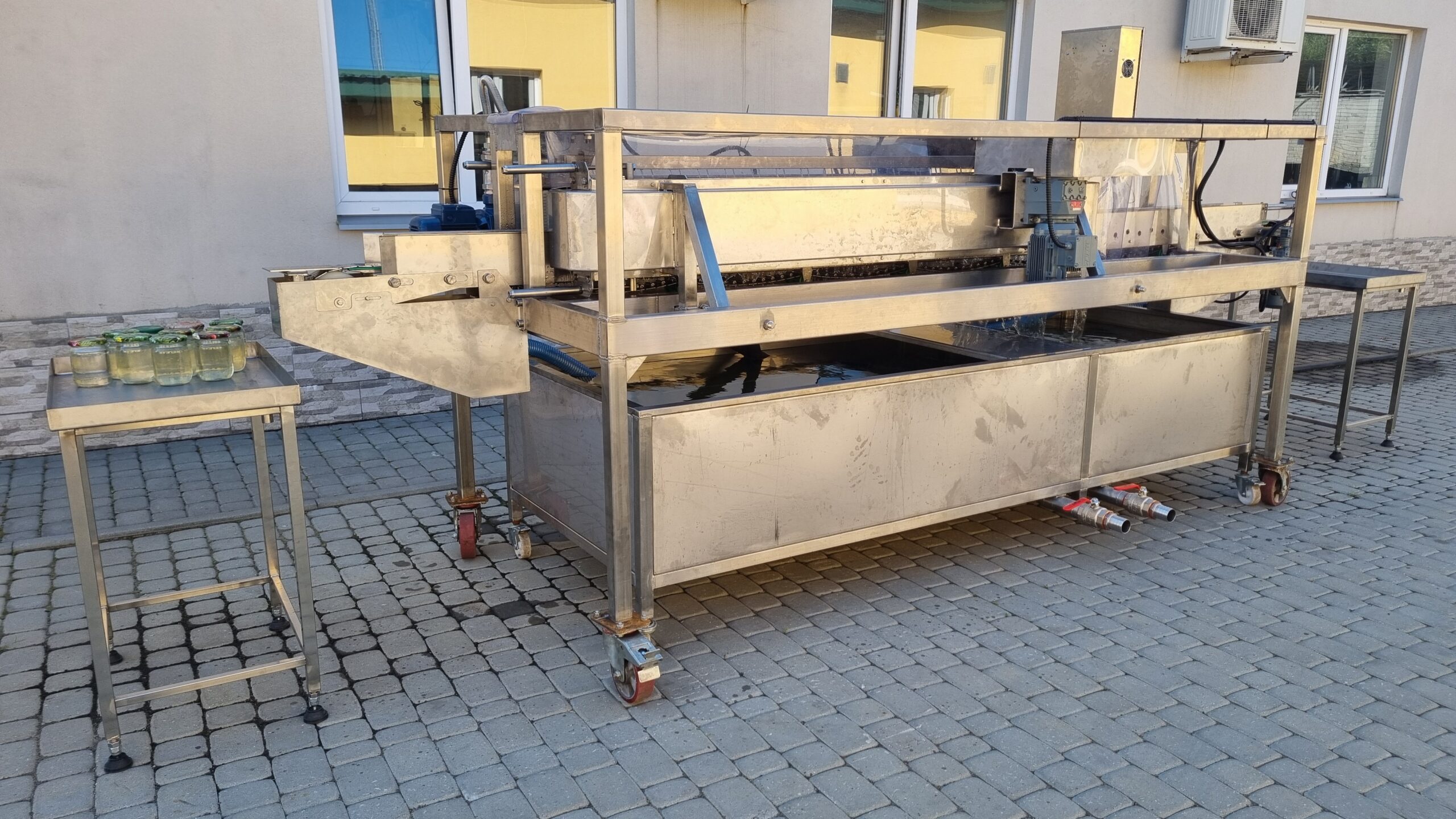 P1-BWM brush washing machine for filled containers