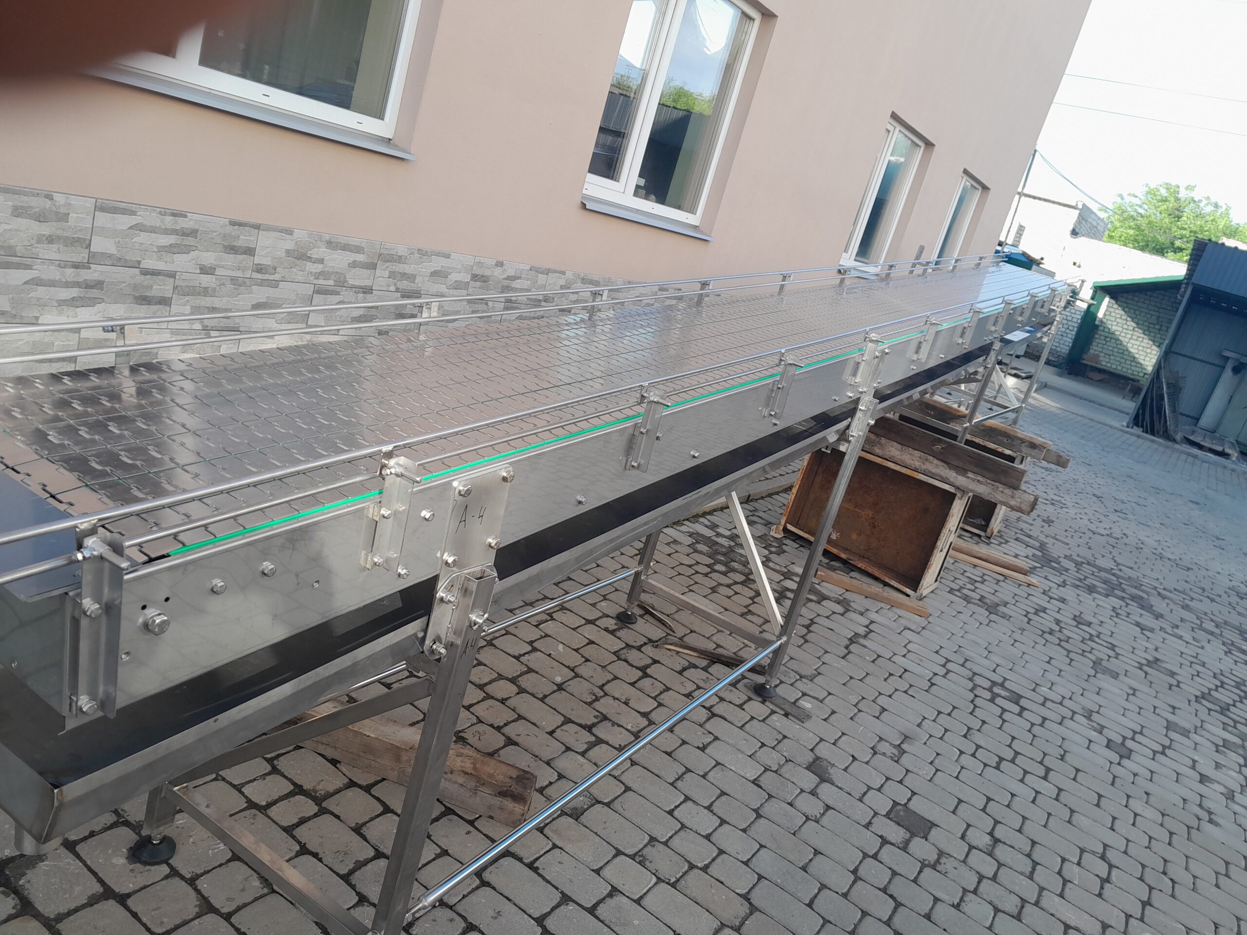 Conveyor system (wide conveyor with plate chain)