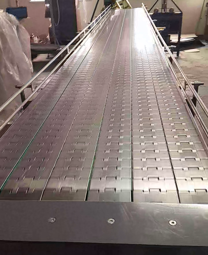 Conveyor system (wide conveyor with plate chain)