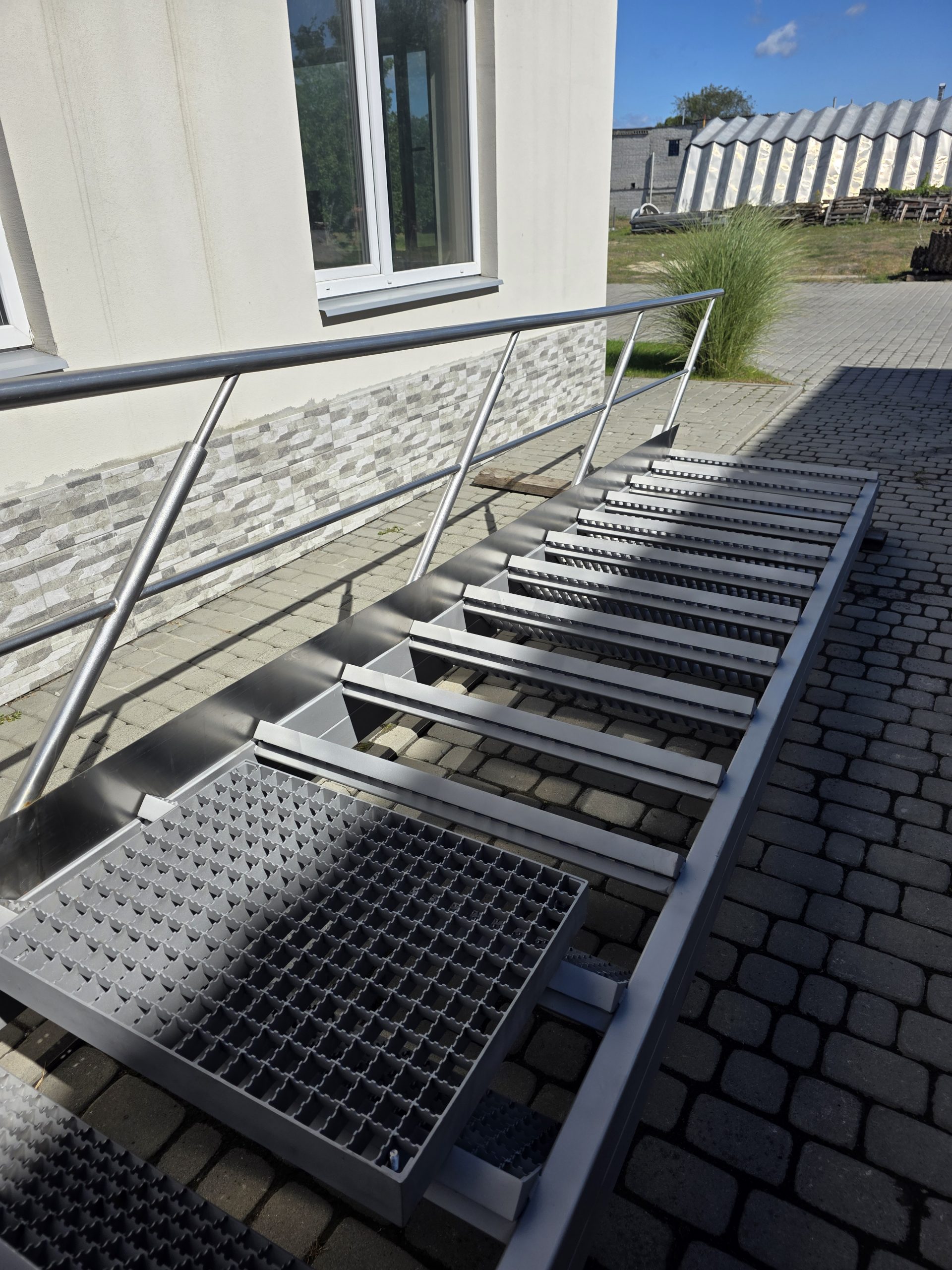 Промислові металеві сходи з поручнями | Сходи для цеху та обладнання