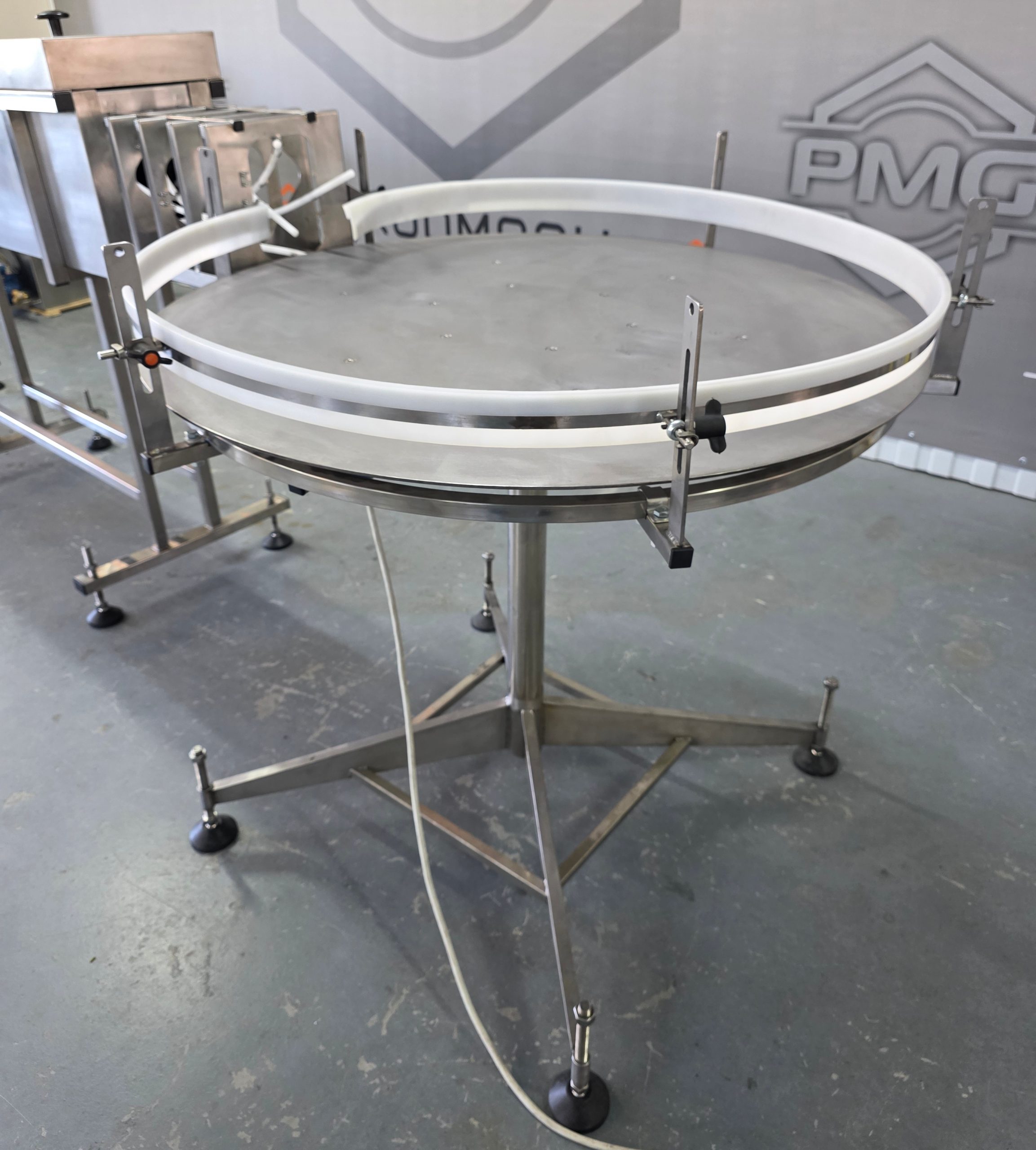 Поворотний подаючий стіл (накопичувач) для тари