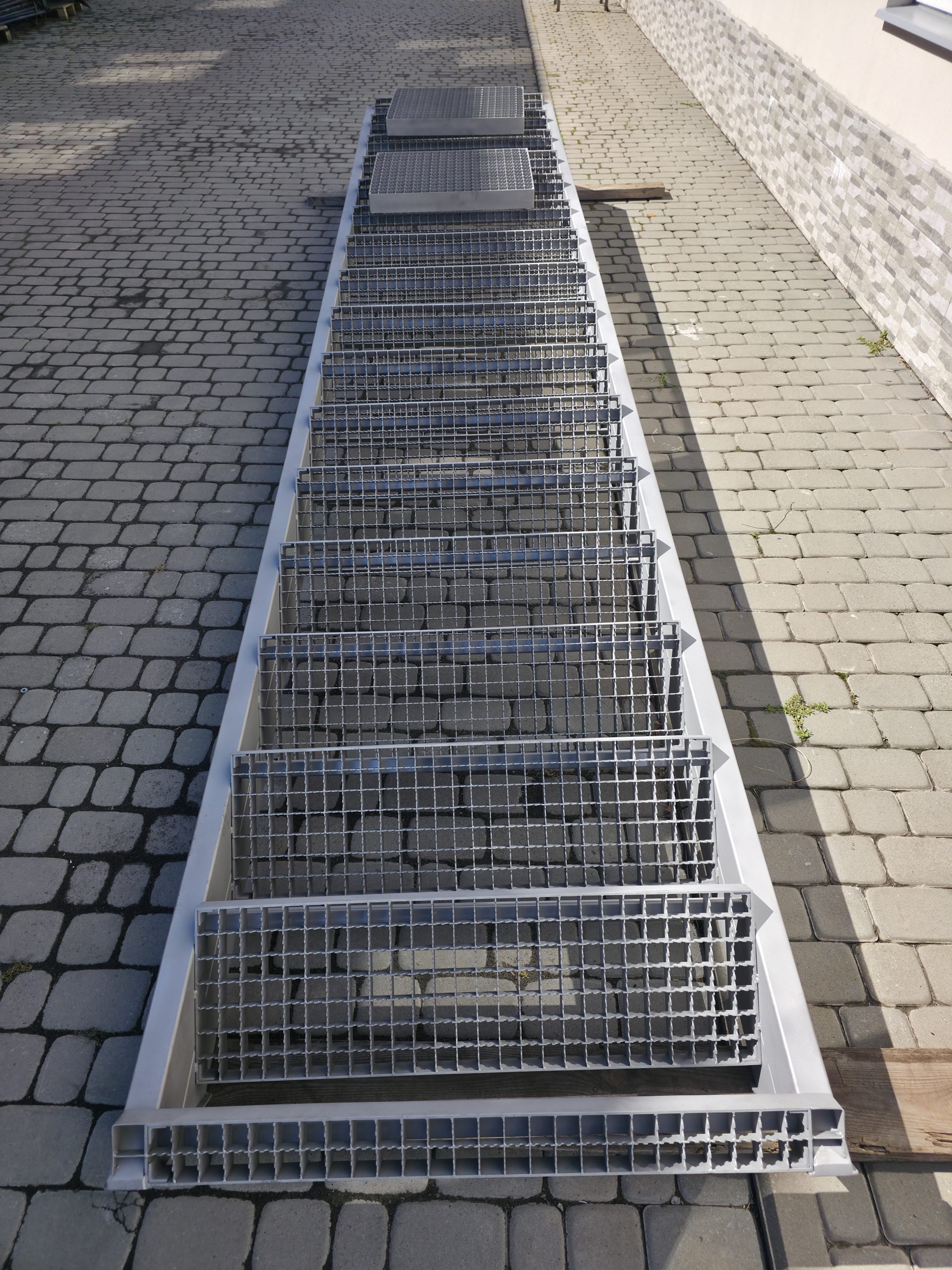 Промислові металеві сходи з поручнями | Сходи для цеху та обладнання