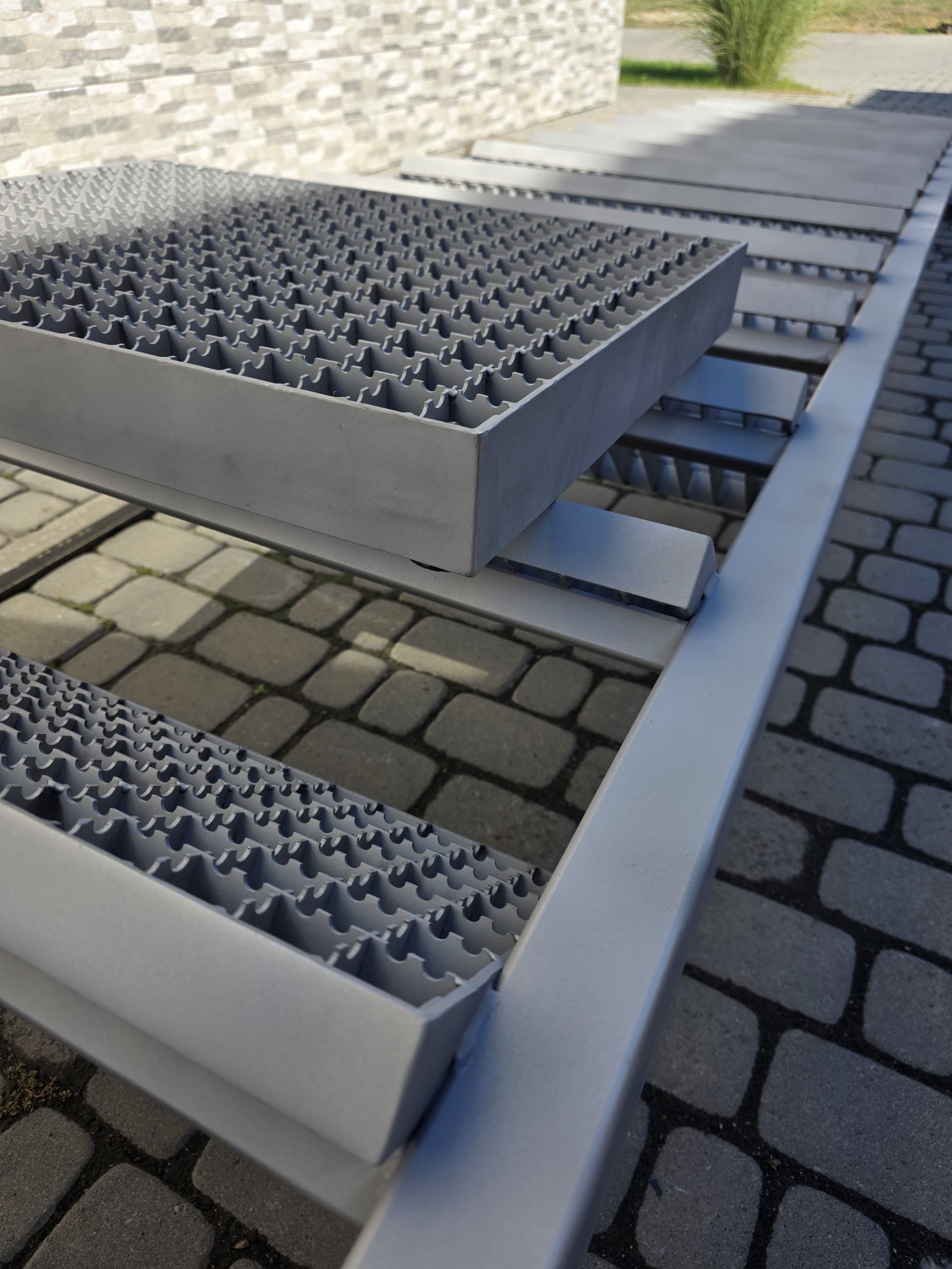 Промислові металеві сходи з поручнями | Сходи для цеху та обладнання