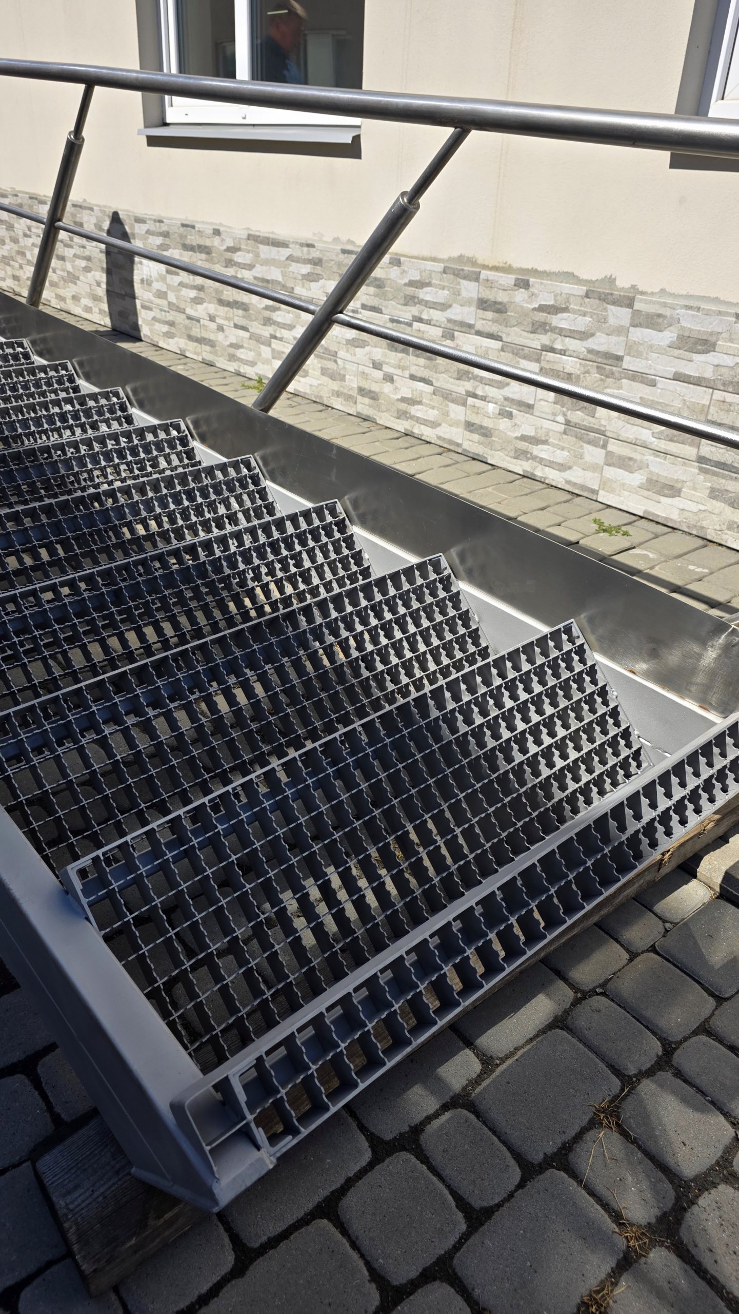 Промислові металеві сходи з поручнями | Сходи для цеху та обладнання